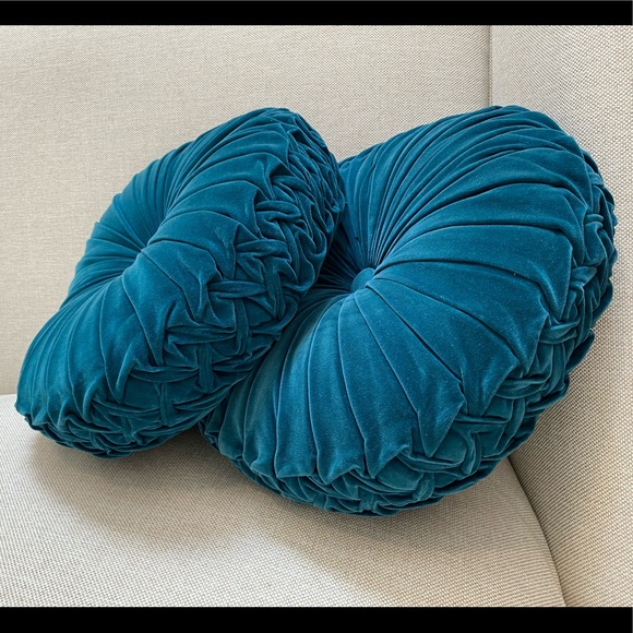 Saro Lifestyle Other - Saro Lifestyle Teal Velvet Pintuck Round Throw Pillows (Pair of 2!)